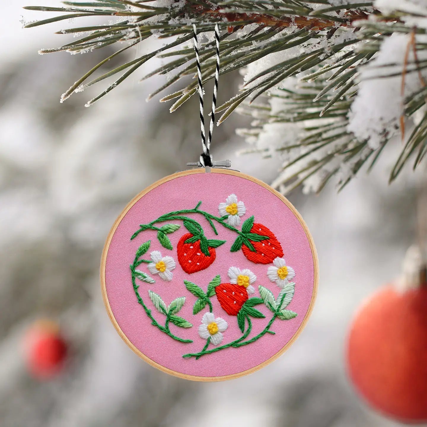 Antiquaria DIY Ornament Embroidery Kit : Strawberries